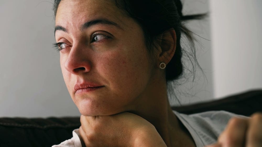 14 No-BS Signs You’re Letting Fear Dictate Your Life And Need To Face It
