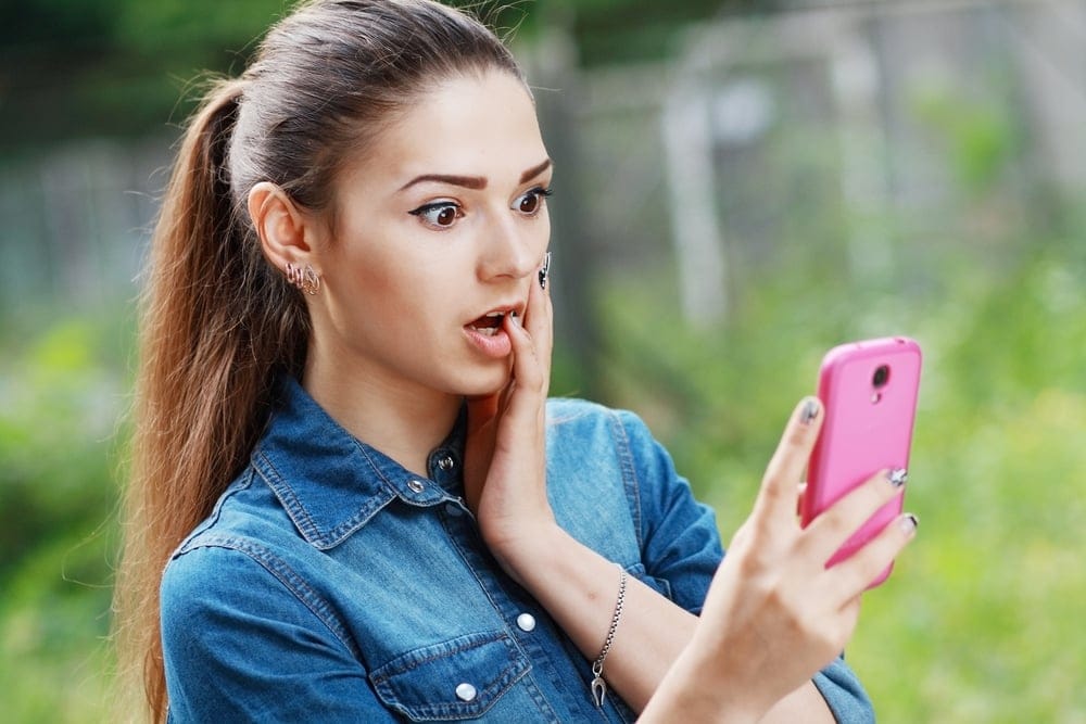 Woman reading the headlines on her phone.