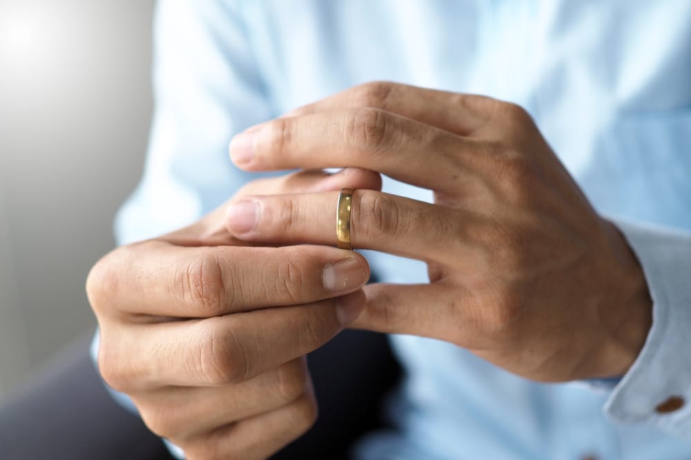 11 Bad Excuses Married Men Give For Not Wearing Their Wedding Rings