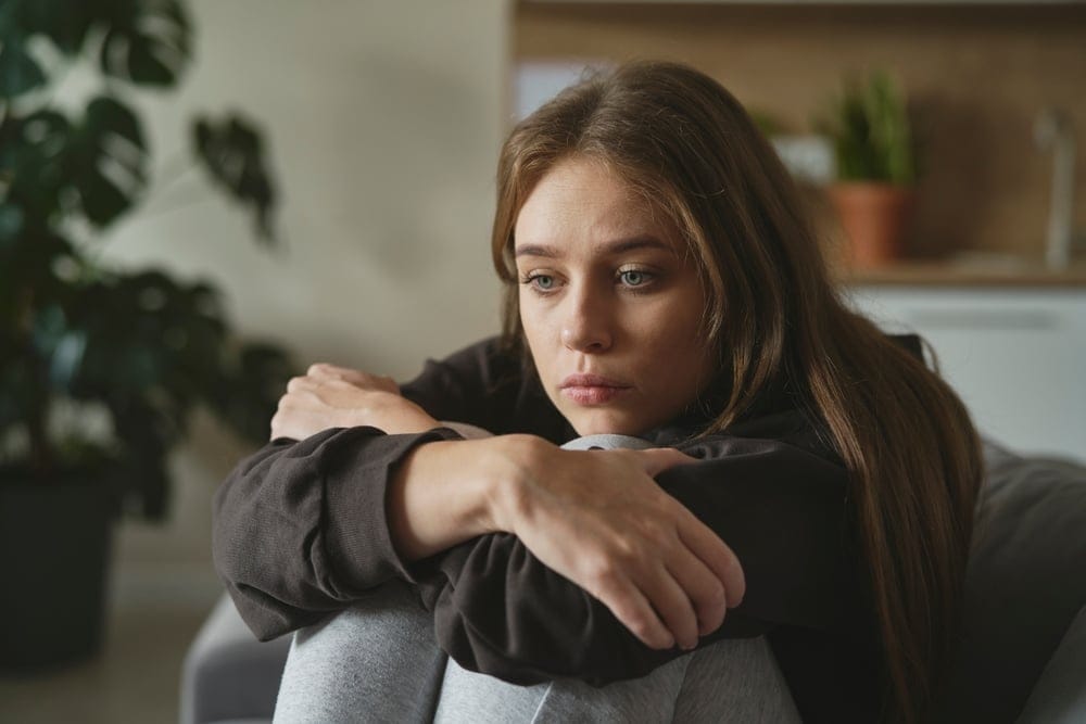15 Unsettling Scenarios That Trigger Abandonment Fears & How To Cope