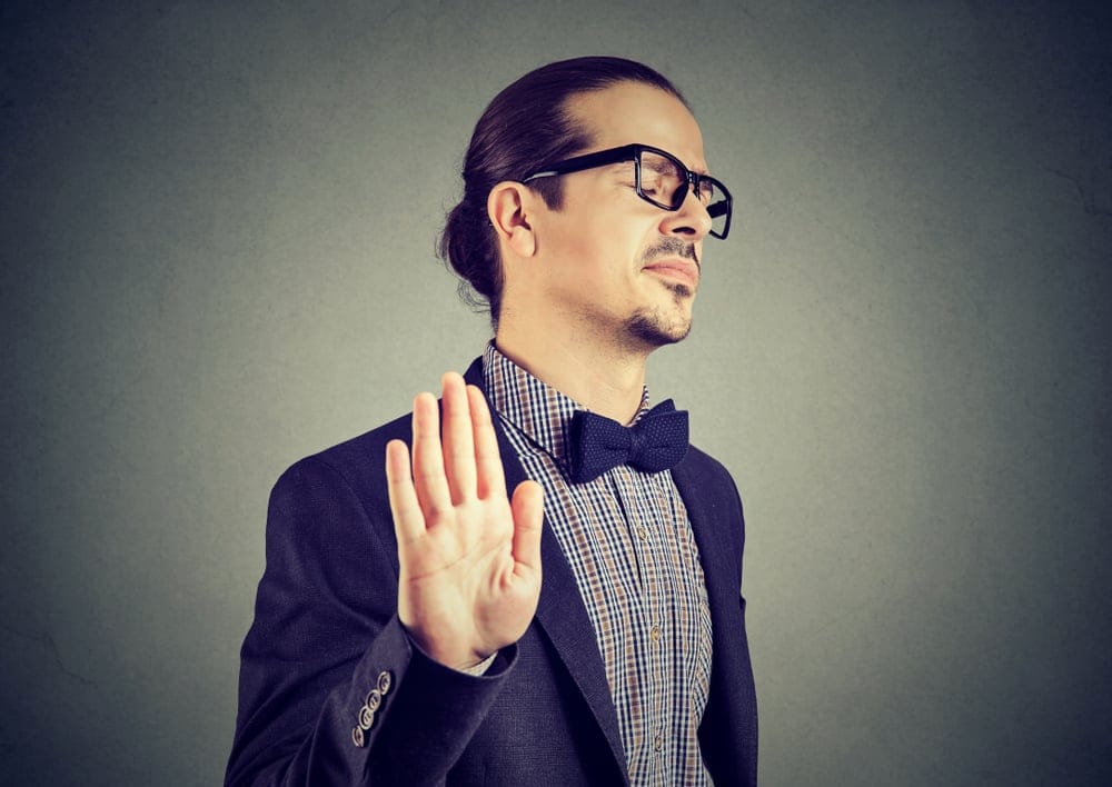 15 Red Flags You’re Dealing With A Very Calculating Person & How To Show Them You’re Not ‘Playing’