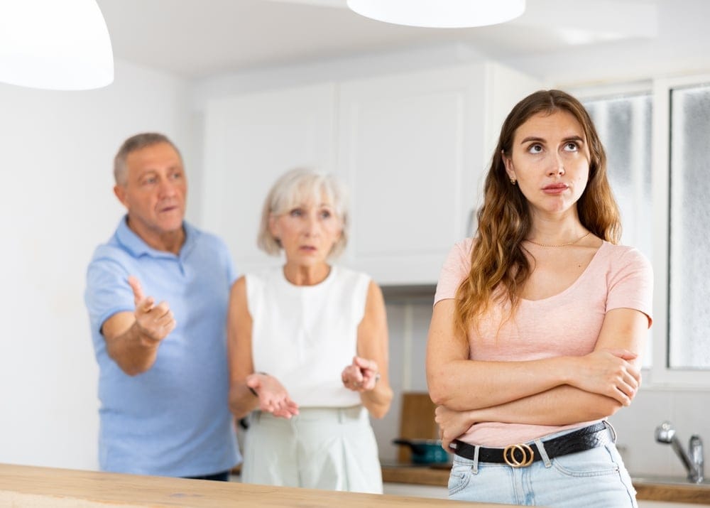 15 Brutal Signs That Show Your Parents Didn’t Really “Get” You