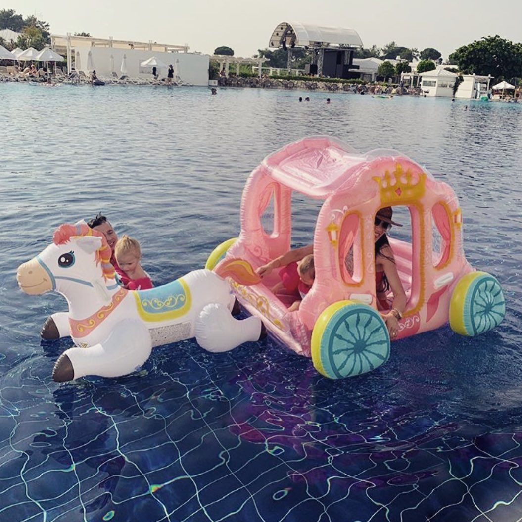 This Inflatable Horse And Carriage Pool Float Will Make You Feel Like A Queen