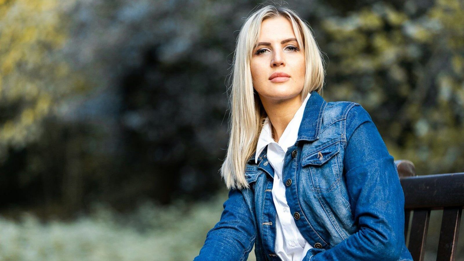 14 phrases confident introverts use in everyday conversations that earn instant respect