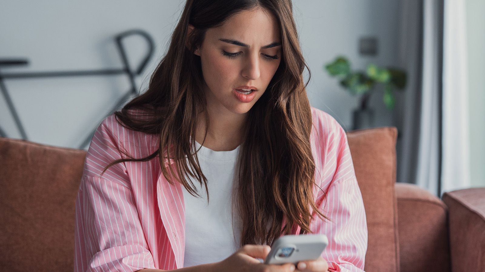 Psychology says people who keep their notifications permanently silenced aren’t disorganized or hard to reach — they’ve quietly decided their attention is theirs to give, not something the world gets to summon on demand