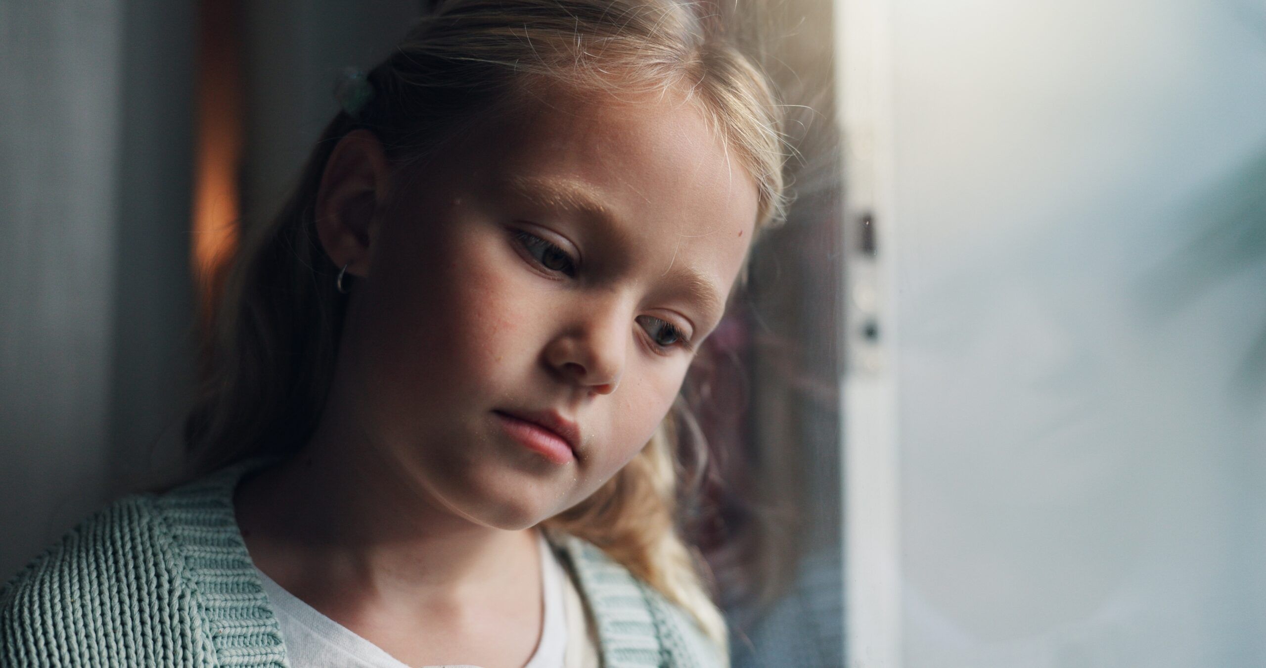 People who felt overlooked growing up often display these 14 patterns in their adult relationships