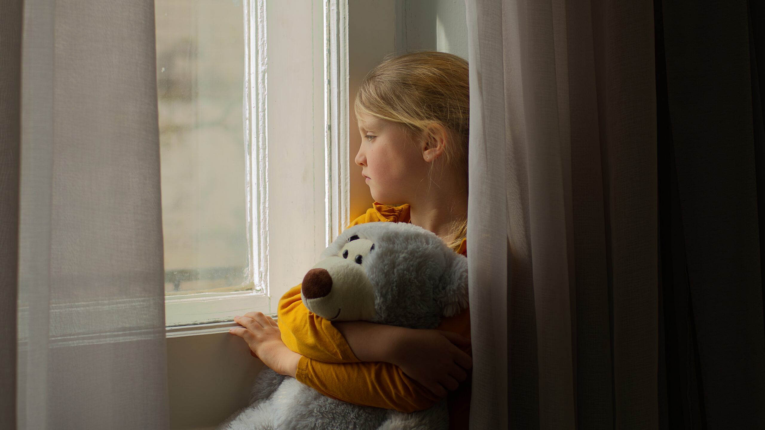Psychology says people who never get “too close” to friends likely grew up always bracing for disappointment