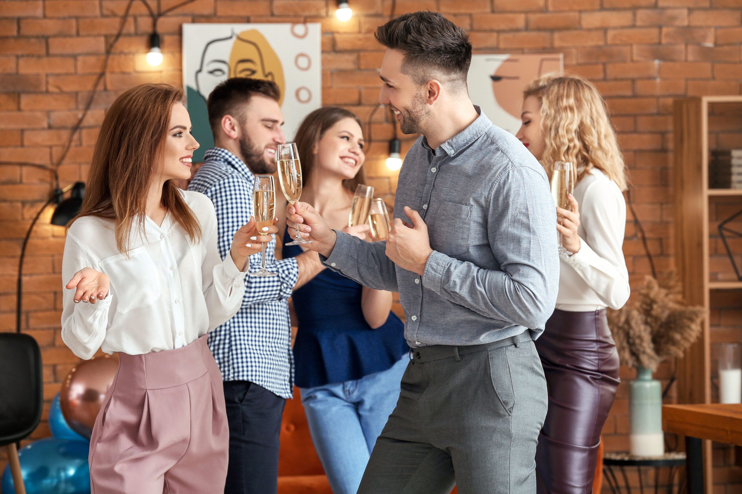 8 Subtle Things Effortlessly Charismatic People Do Without Even Realizing It