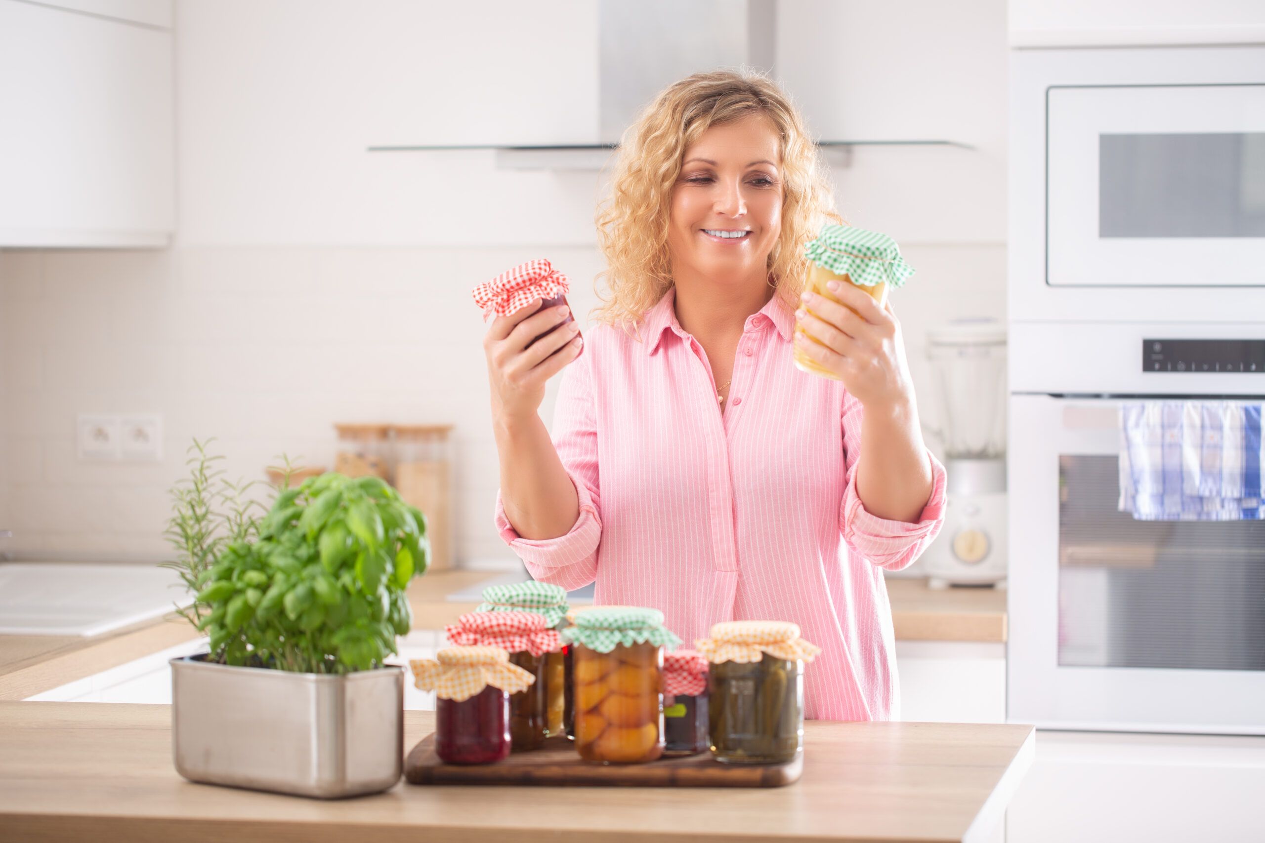 If You Still Save “Good” Glass Jars And Containers, These 8 Habits Reveal How Your Brain Actually Works