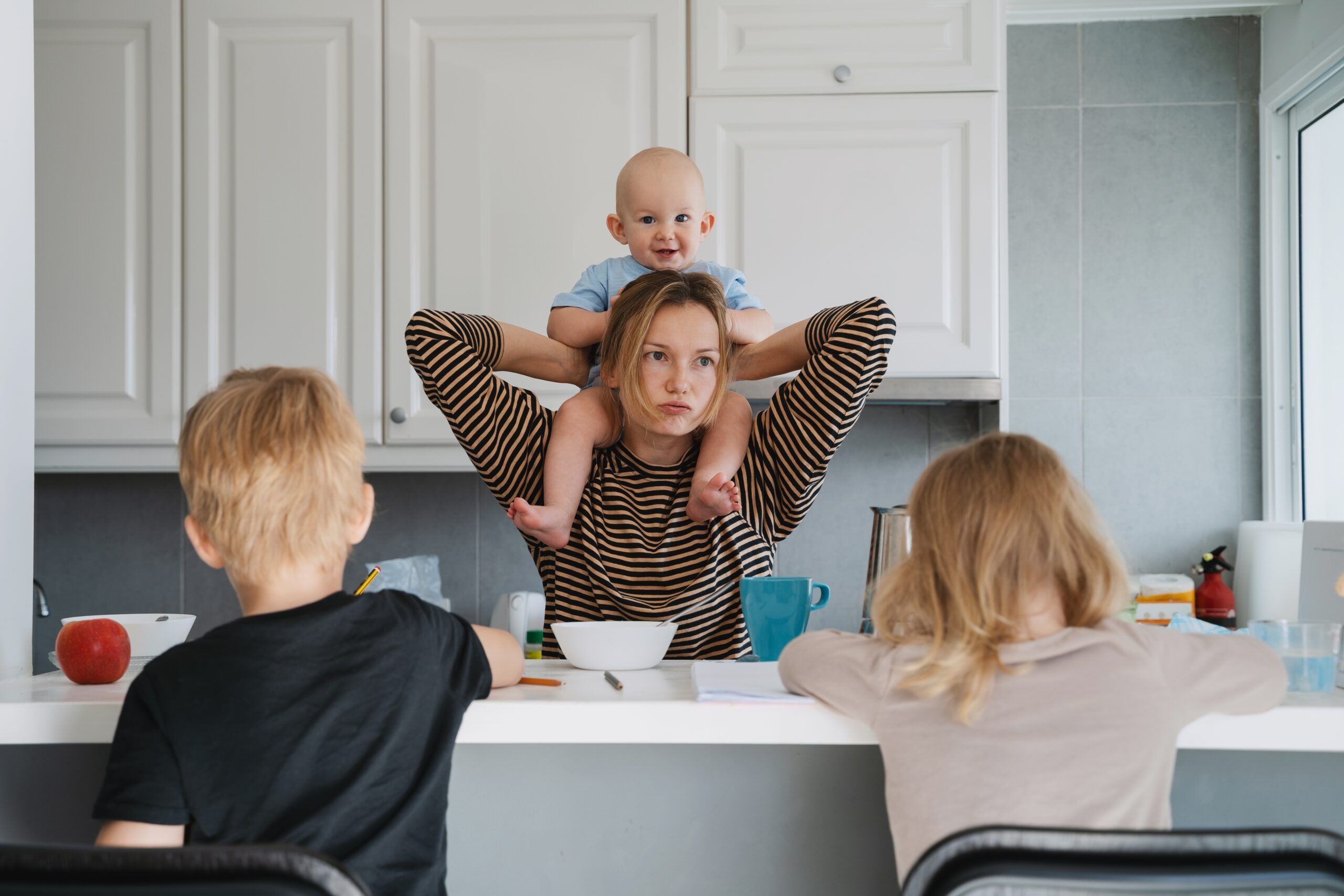 If You’re Drowning While Caring For Kids And Aging Parents, These Are The 11 Signs Of The Sandwich Trap