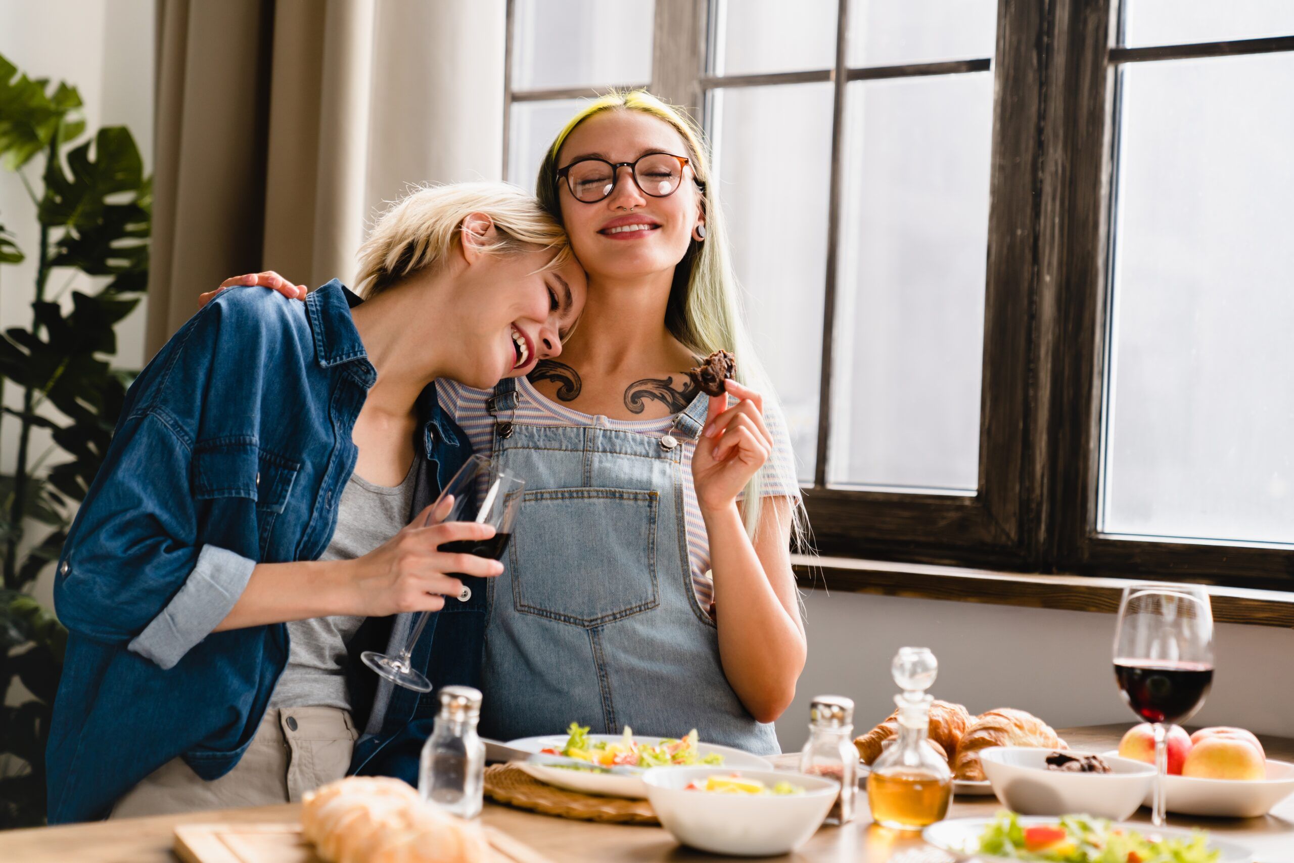 Psychologists say those who maintain a small circle of lifelong friends—instead of chasing new connections—share these 11 distinctive qualities