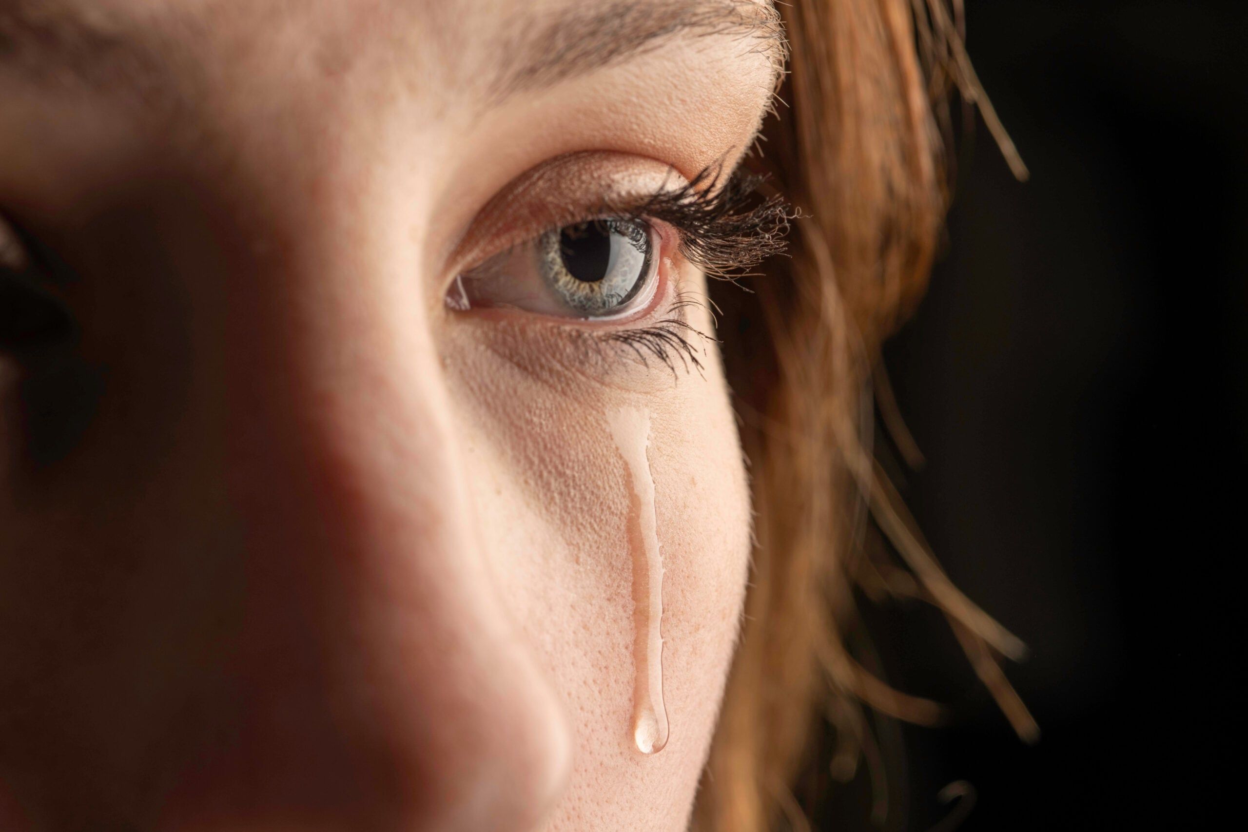 Psychology says women who carry deep emotional pain but rarely show it often display these 12 behaviors