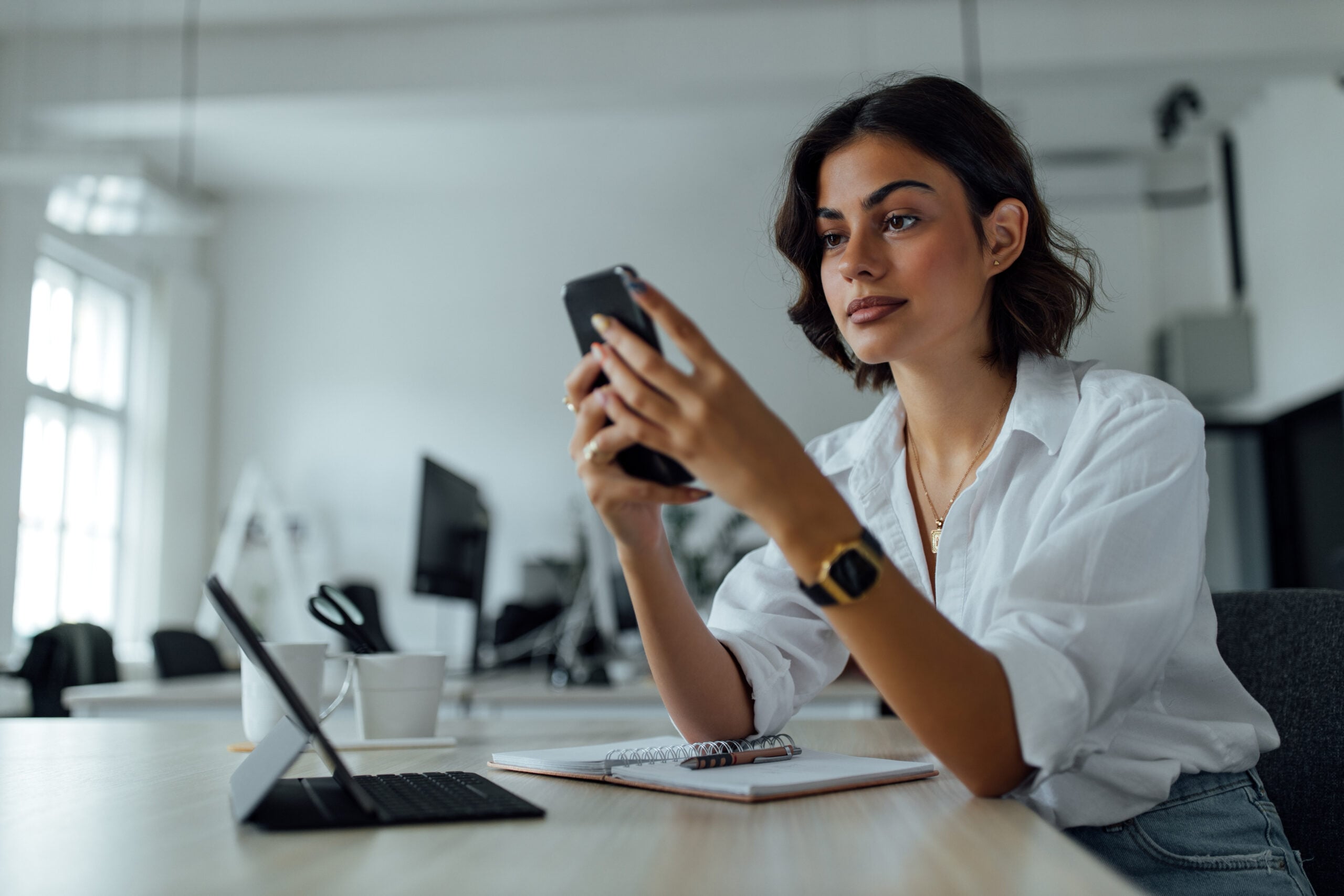 Psychology says people who leave their read receipts on even when they don’t plan to reply aren’t being “transparent”; they’re exerting a specific kind of control
