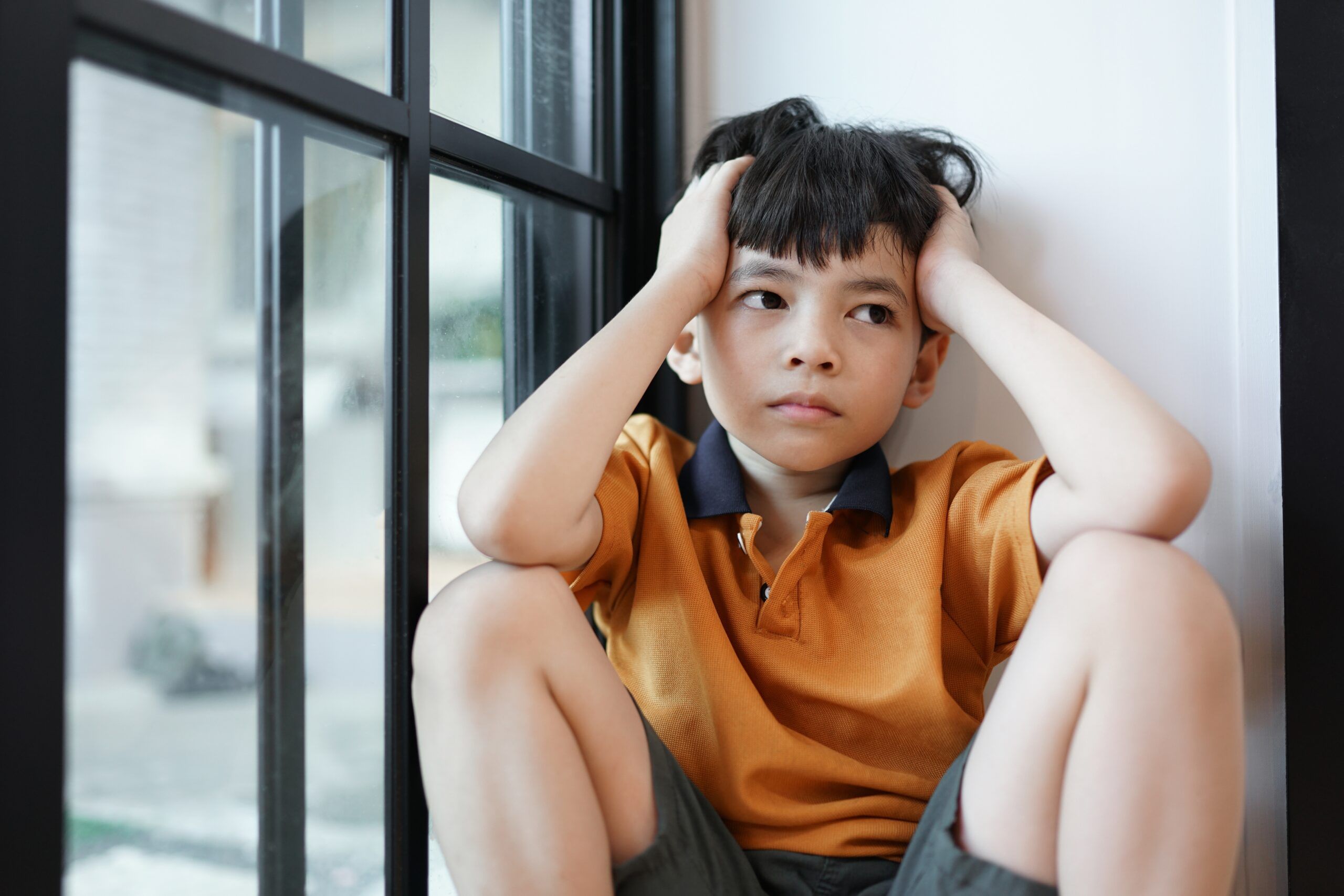 A lot of adults who can’t stop trying to keep everyone happy didn’t become that way by accident—psychology says these 10 childhood experiences quietly trained them to smooth every room they walk into