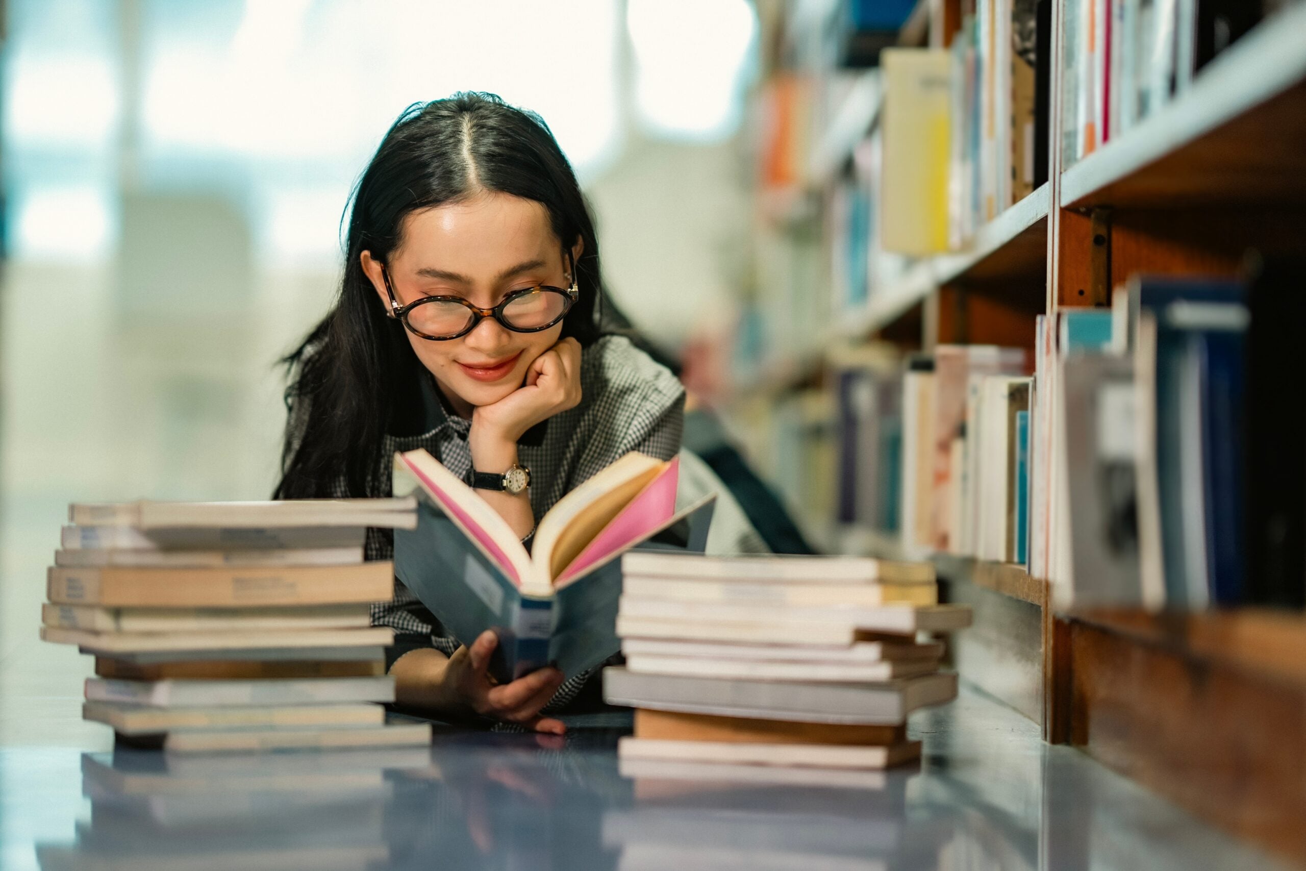 Psychology says men who are drawn to smart women usually share these 10 traits—and most people miss what’s actually attracting them