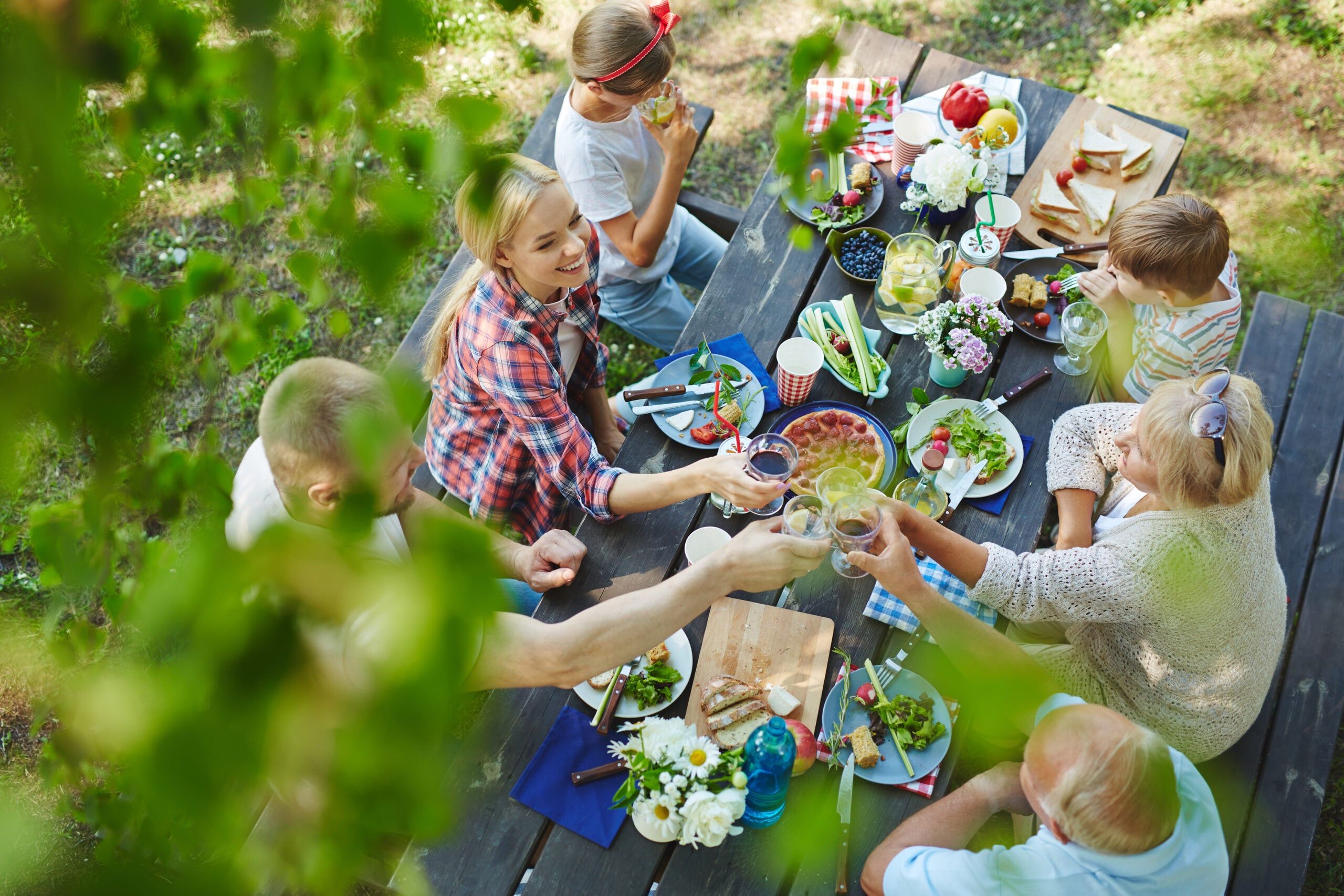If you grew up in a house where everyone spoke freely at the dinner table, you likely developed these 11 conversation habits that shape your relationships today