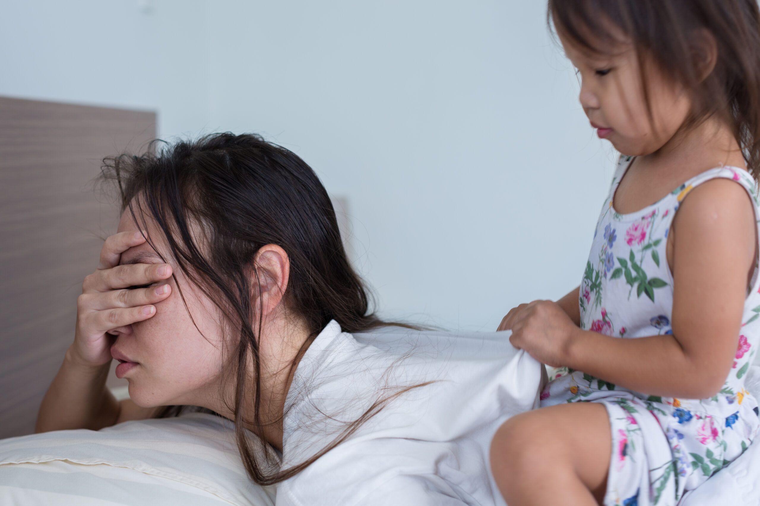 Psychology says the quietest form of generational trauma isn’t abuse—it’s a parent who was physically present but emotionally elsewhere, leaving a child to spend decades mistaking proximity for closeness