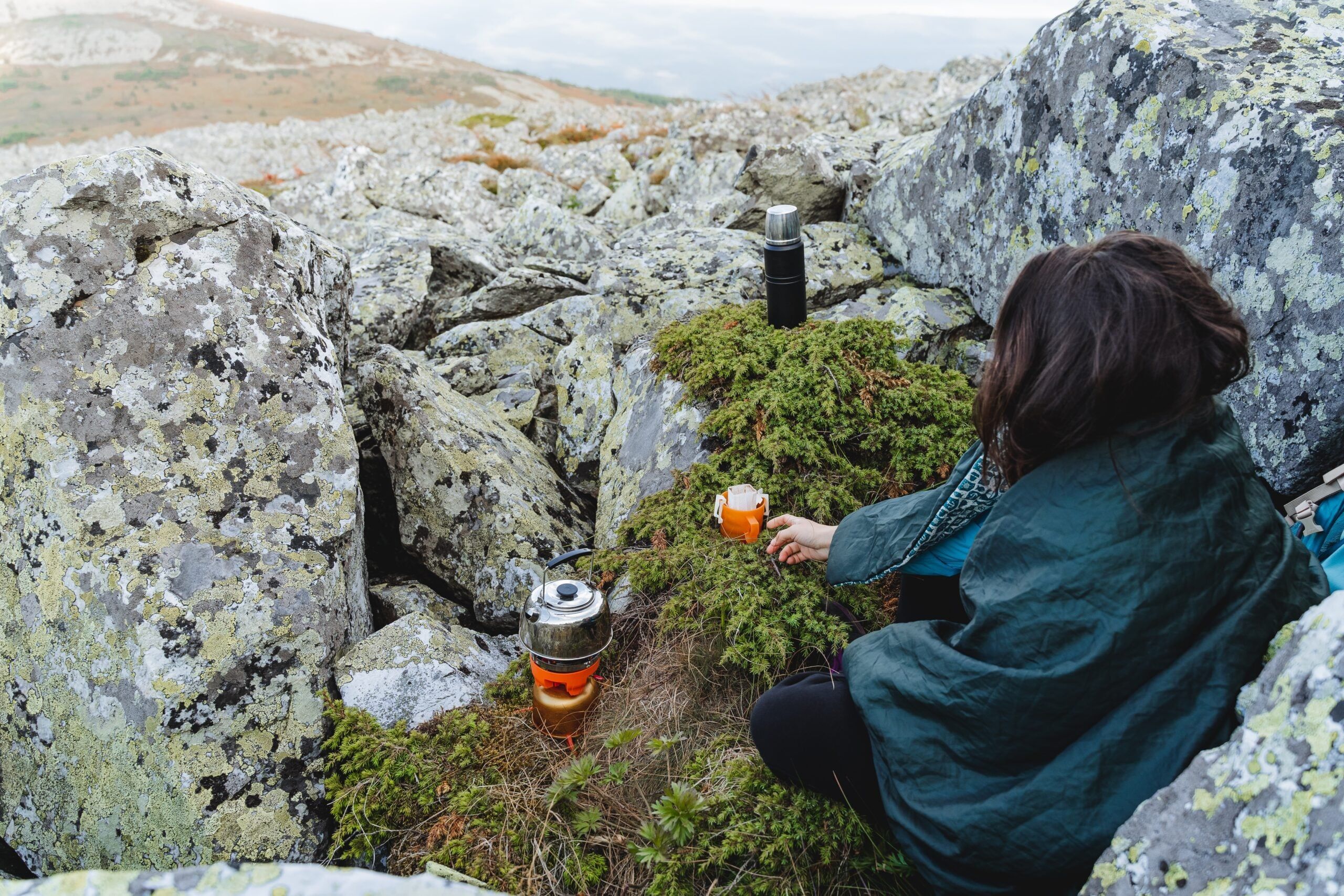 Psychology says the difference between solitude and loneliness isn’t being alone—it’s whether you feel at home with yourself