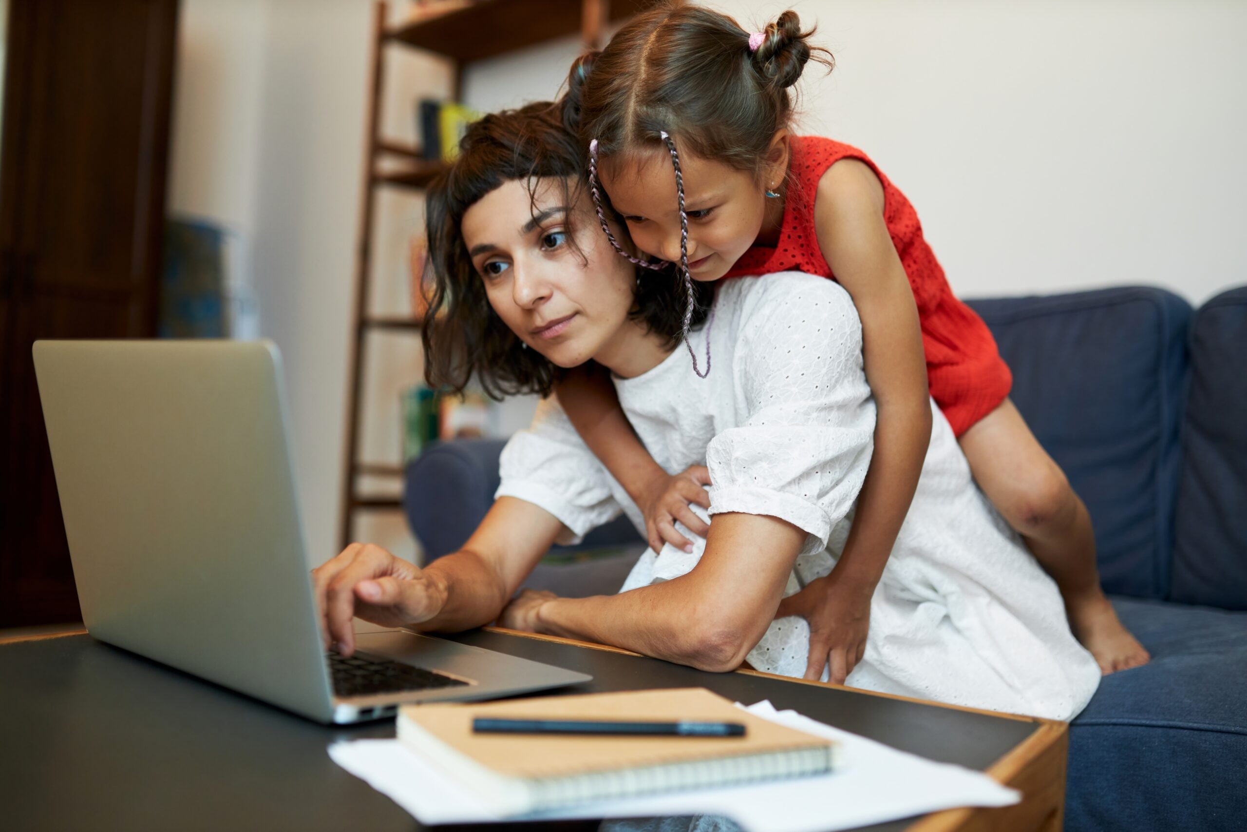 Therapists say people who grew up with parents who were responsible but emotionally unavailable often develop these 10 patterns that quietly shape their life