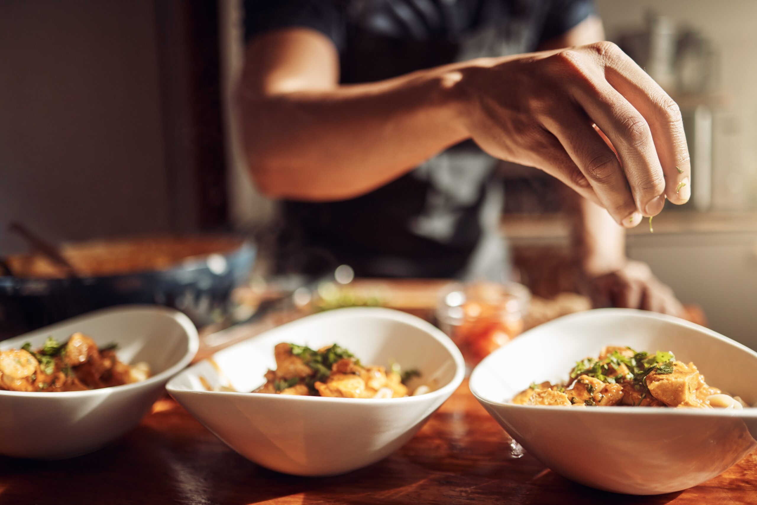 If You’d Rather Cook Than Eat Out, Psychology Links That Choice To These 8 Overlooked Personal Strengths