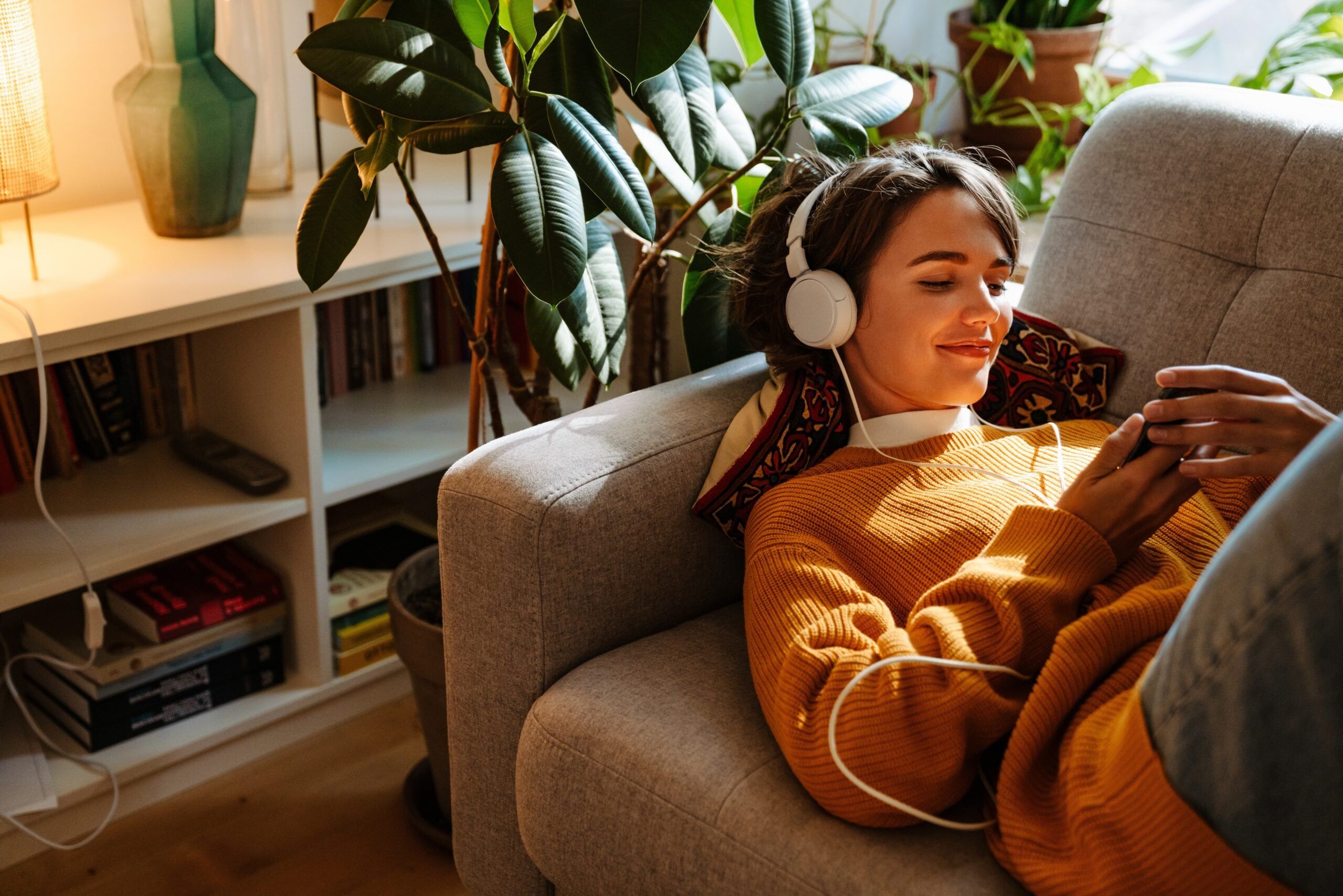People who don’t lean on friends for emotional support often develop these patterns that make them emotionally bulletproof