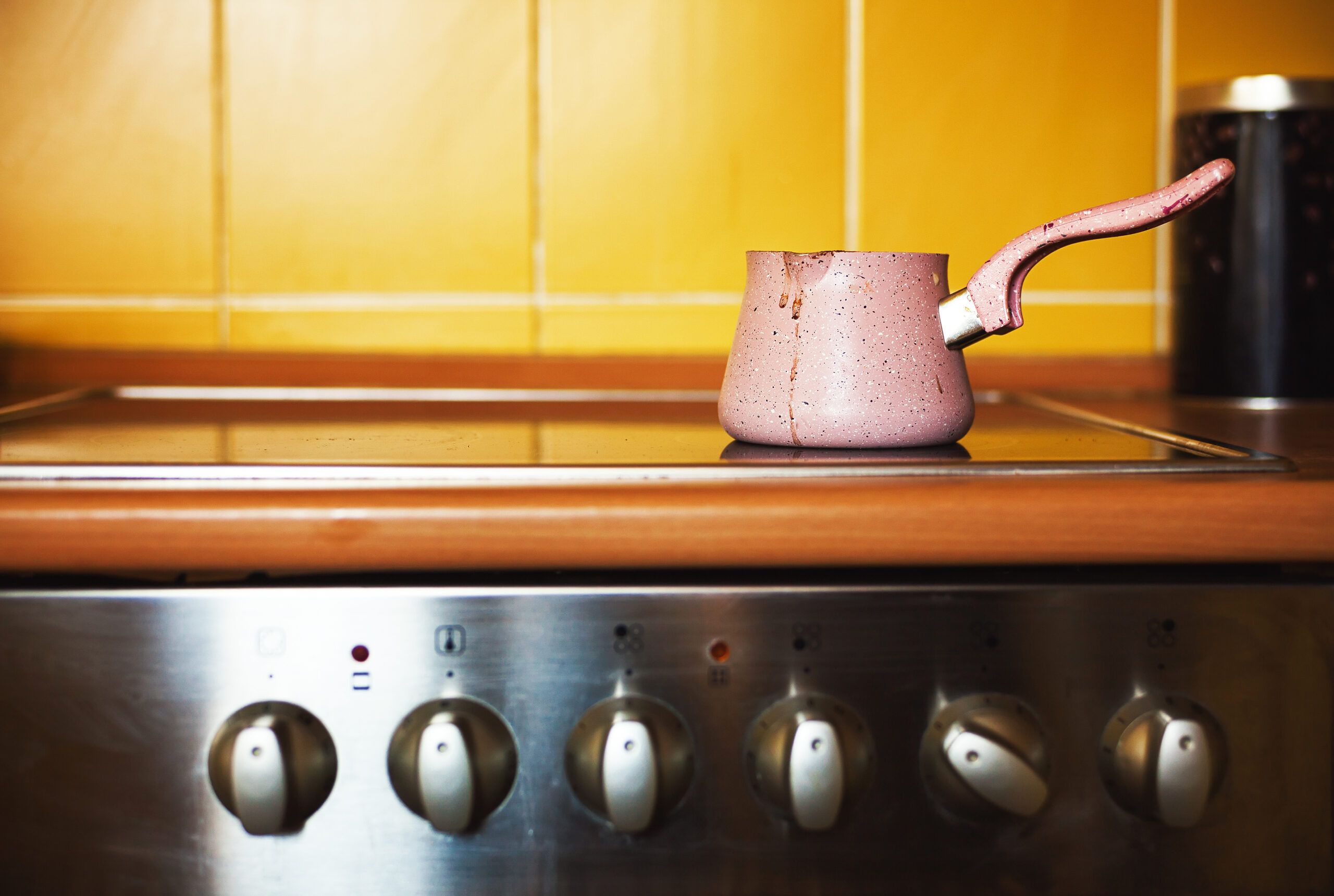 11 familiar sounds from a Saturday morning kitchen decades ago still hit older adults instantly—and psychology says the reason goes far beyond nostalgia