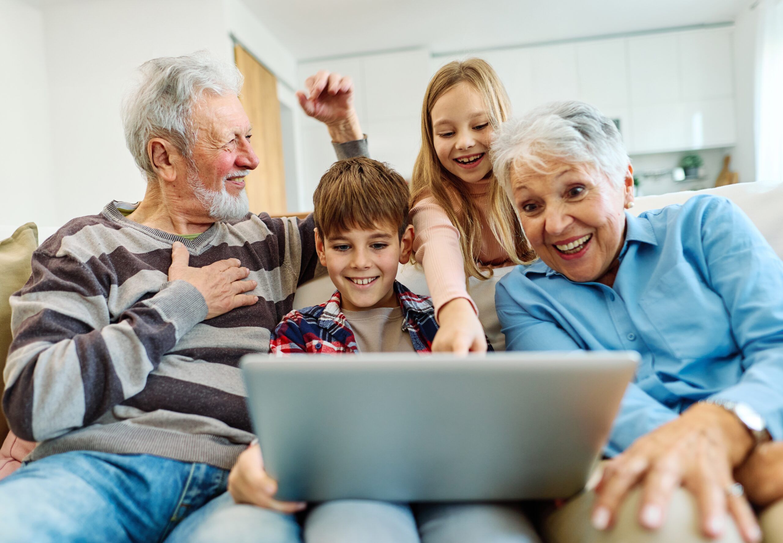 8 Small Daily Behaviors That Distinguish Beloved Grandparents From The Ones Families Quietly Avoid