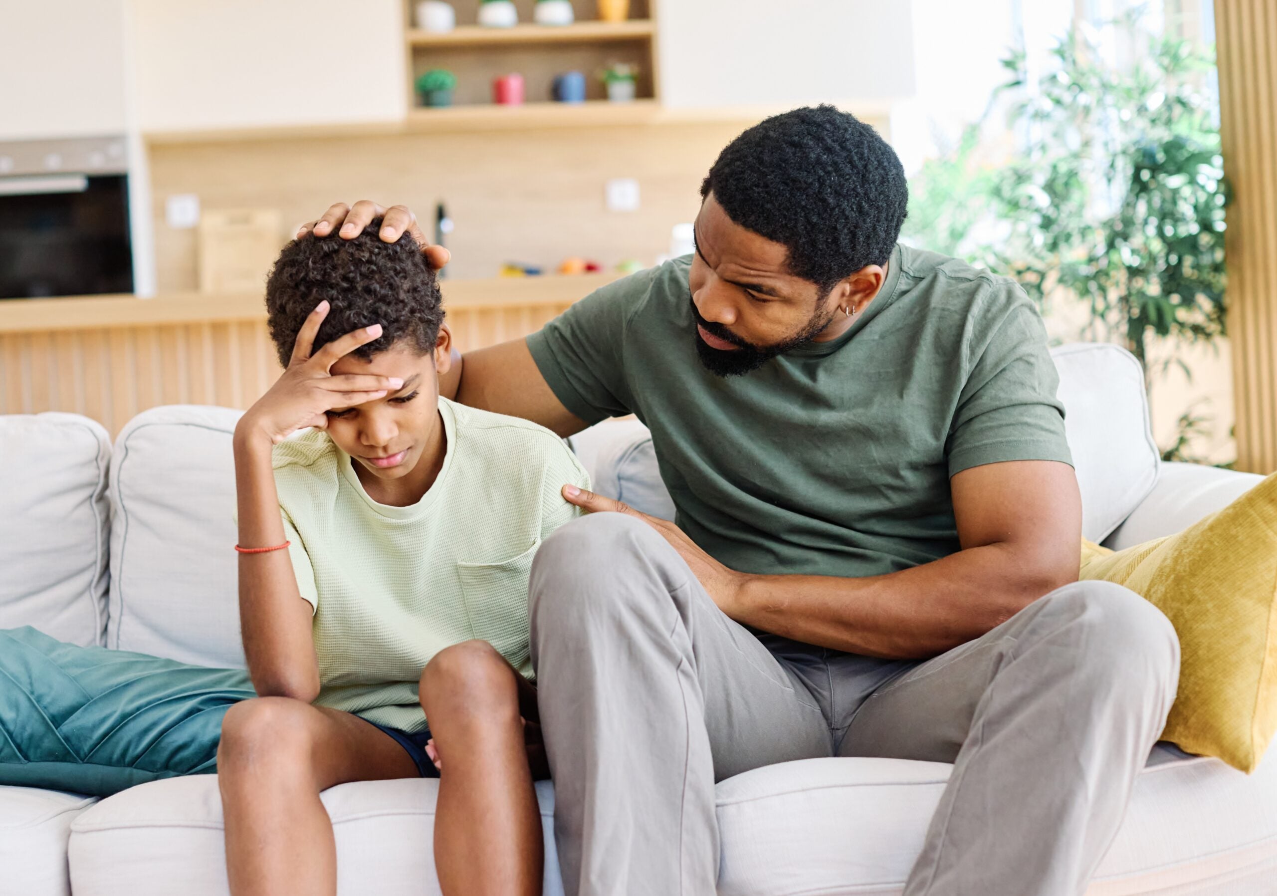 Some men inherit more than their father’s belongings—these emotional patterns are what they carry without realizing it