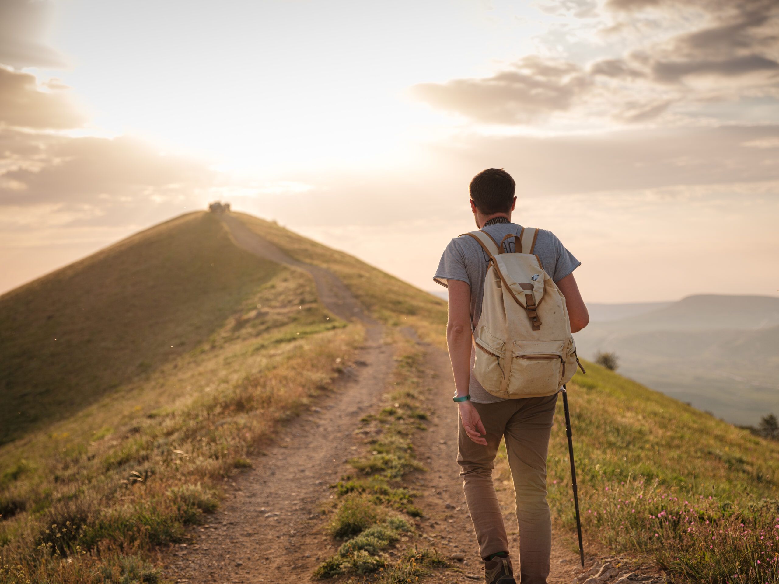 If you’re comfortable being alone for days at a time, you likely had these 8 early experiences that made you more emotionally self-contained