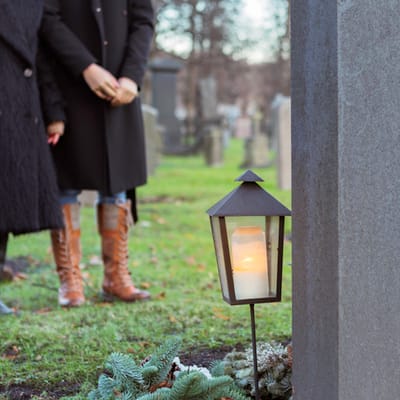 Family Realizes They’ve Been Visiting Dad At Wrong Grave For 43 Years