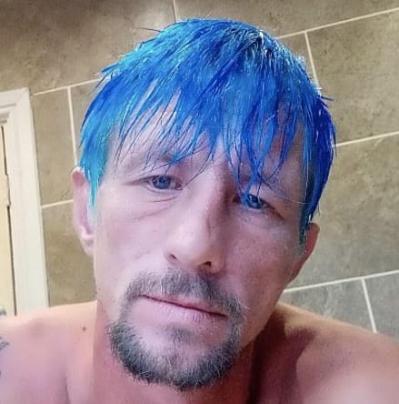 Criminal On The Run From Police Comments On His Own Wanted Post To Defend His Blue Hair