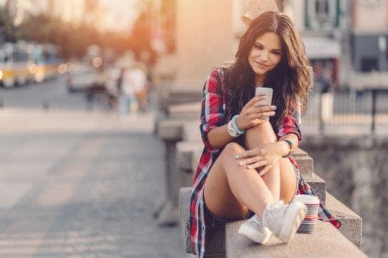 7 Signs You’re Dating Your Phone & Not Him
