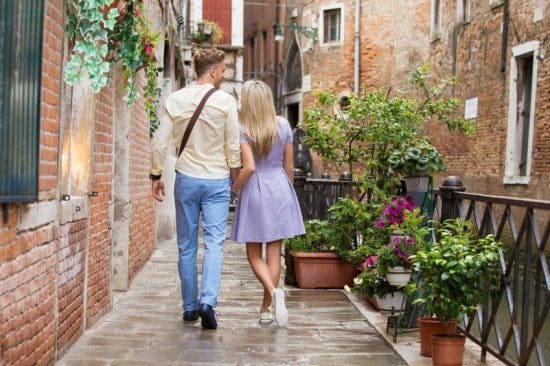 What Do Women Really Find Romantic? 15 Easy Things Guys Can Do To Impress Us