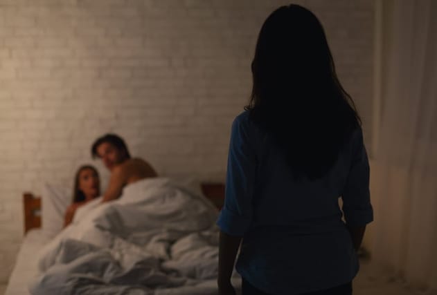 woman catches boyfriend cheating