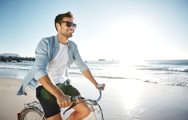 Cropped shot of a young man cycling on the beachhttps://195.154.178.81/DATA/i_collage/pu/shoots/805645.jpg