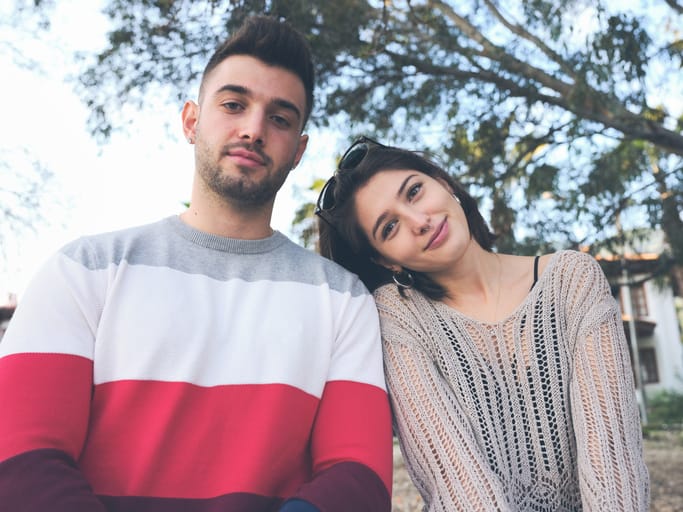 10 Body Language Dos and Don’ts To Show Someone You’re Interested In Them