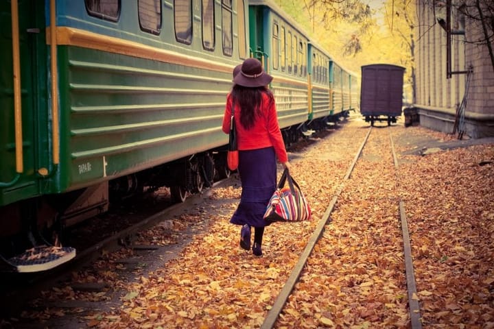 traveling woman carrying bag to train