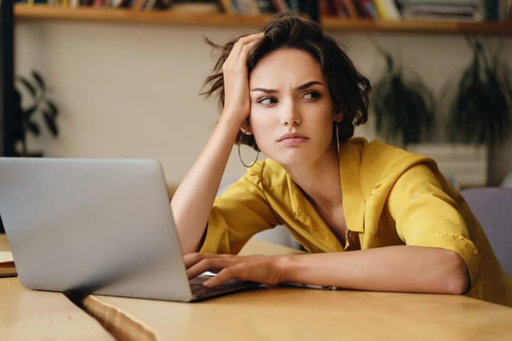 woman looking sad with her laptop