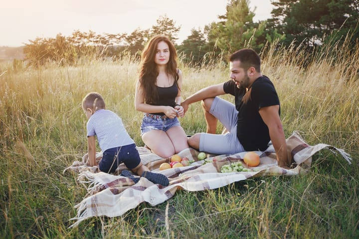 couple picnic child