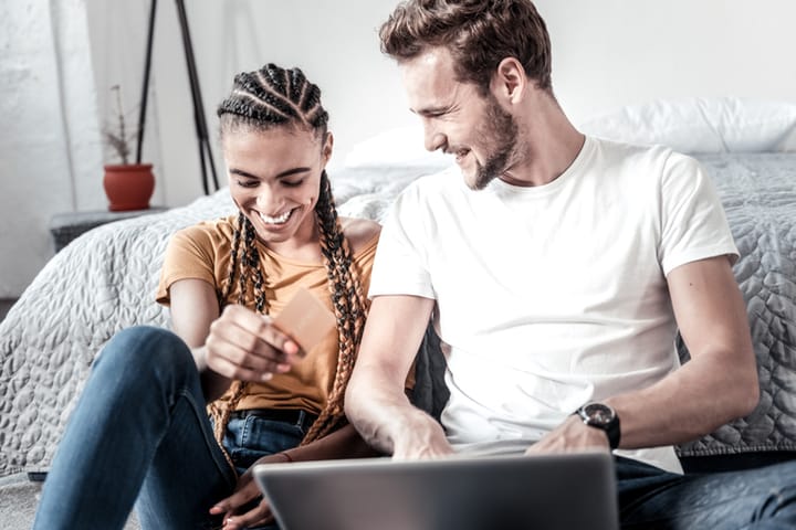 couple at home looking at the laptop