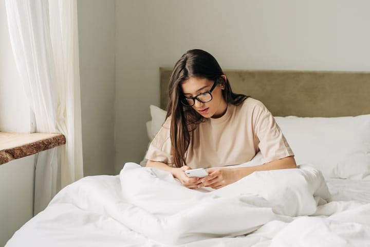 how much texting is too much when dating