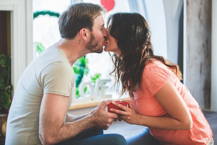couple leaning in kissing