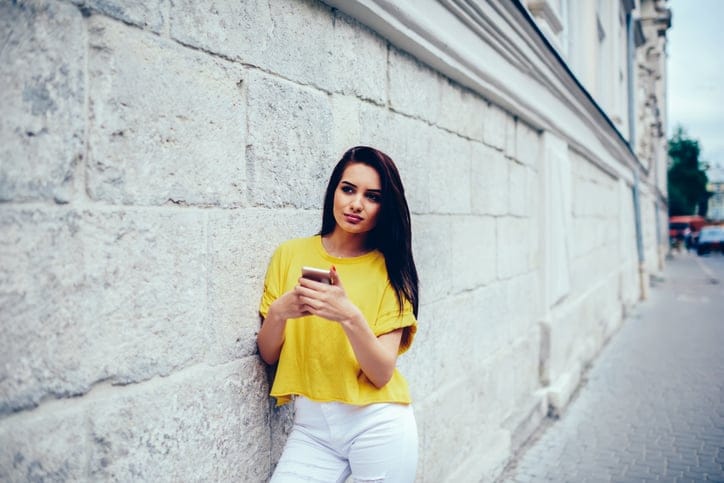 Double Texting & Other Things The Right Guy Won’t Mind You Doing