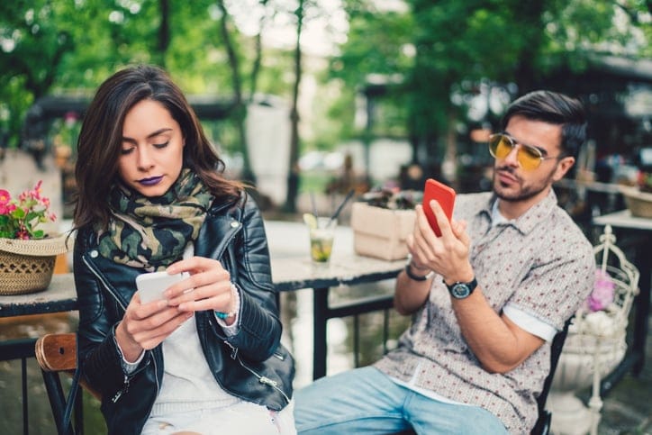 12 Signs He’s Still On Dating Apps Even If He Says He’s Not