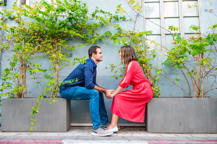 Beware, Ladies—Only A Clingy Guy Does These Things On A First Date