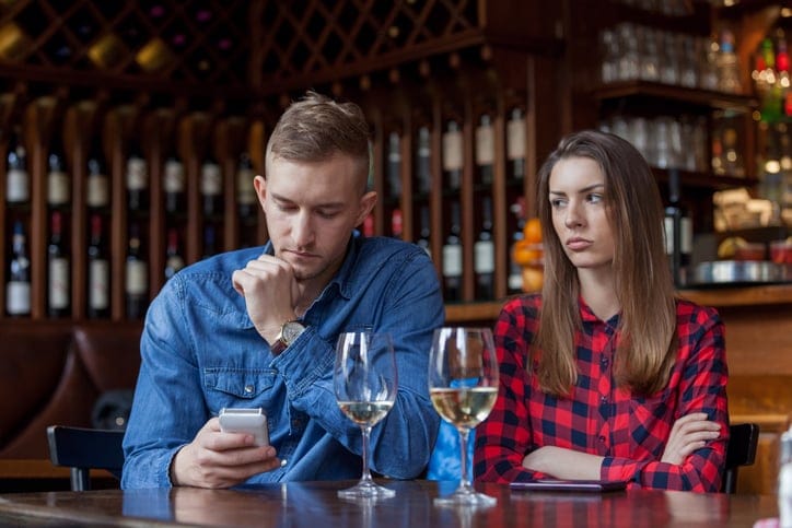 A Guy Reveals 9 Signs Your Boyfriend’s Interest In You Is Fading