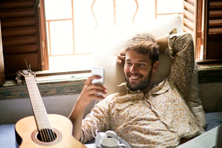 Guys Who Use “Hey” As An Opening Line On Dating Apps Need To GTFO