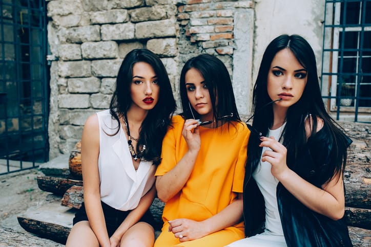 My Friends Made Me Feel Like The “Ugly” One In The Group & It Destroyed My Self-Esteem