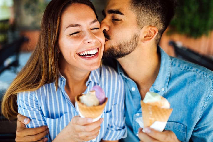 13 Things He Does That Seem Charming But Are Actually Signs He’s Not Feeling It