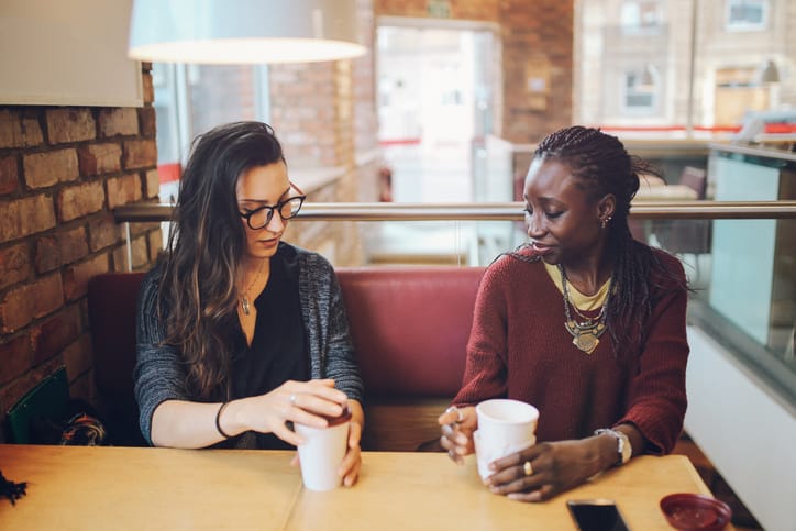 5 Subtle Body Language Clues That Someone Doesn’t Like You